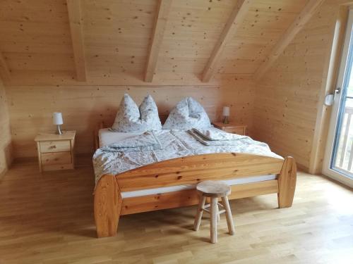 Auszeit Steinbauer في Magdalensberg: غرفة نوم بسرير في كابينة خشبية
