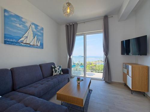 Televízia a/alebo spoločenská miestnosť v ubytovaní Apartments Grljević