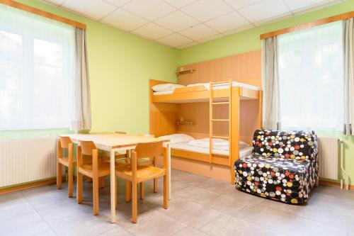 a dining room with a table and a bunk bed at Radfahrerherberge Krems in Krems an der Donau
