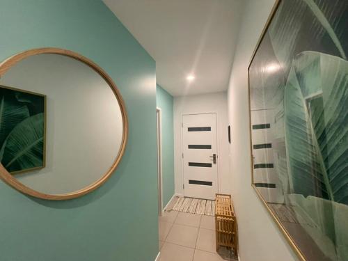 Strathpine的住宿－Tropical Ocean Vibe Holiday House in Strathpine，走廊上设有镜子,铺有瓷砖地板