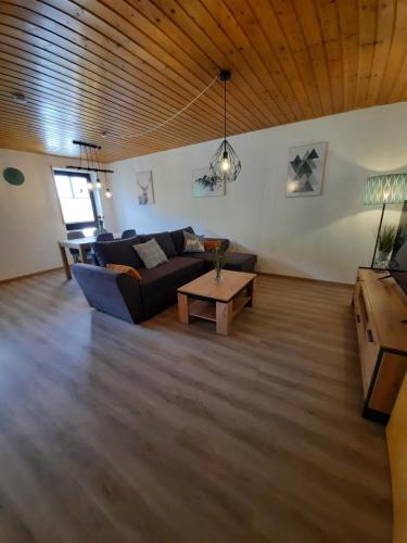 - un salon avec un canapé et une table dans l'établissement 2-Zimmer Ferienwohnung-Einklang im schönen Südschwarzwald, à Todtnau