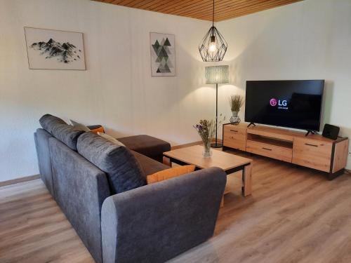 2-Zimmer Ferienwohnung-Einklang im schönen Südschwarzwald tesisinde bir oturma alanı