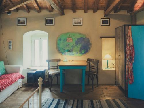 um quarto com uma mesa e cadeiras e uma cama em Vintage Stone-built Country Cottage in Richea em Koulouraíika