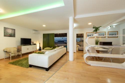 Μια τηλεόραση ή/και κέντρο ψυχαγωγίας στο lux apartment