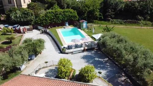 einen Luftblick auf einen Pool im Hof in der Unterkunft Villino Maria in Sarzana