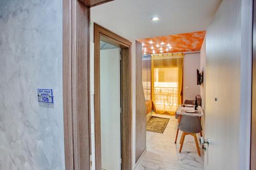 a hallway with a door leading to a bathroom at RENT HOUSE ANEMOS in Iraklitsa