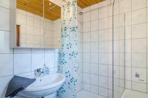 une salle de bain avec lavabo et douche dans l'établissement Ferienwohnung zum Hecht, à Überlingen
