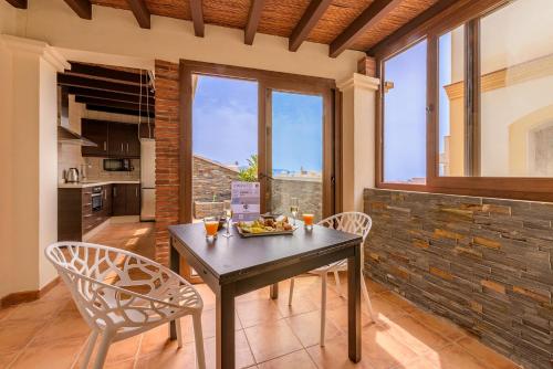 a kitchen and dining room with a table and chairs at Apartamento Céntrico Sibarys - 1 dormitorio- Calle Pintada in Nerja