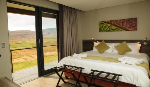 una camera con un letto e una grande finestra di ANEW Resort Vulintaba Newcastle a Newcastle