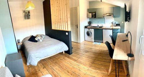 a small room with a bed and a kitchen at LE DUMON 6 - Studio NEUF CALME - WiFi - GARE 200m in Agen