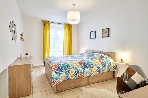 een kleine slaapkamer met een bed en een raam bij OFFRE SPECIALE Centre Verdun - Idéal Famille - Le Châtelois in Verdun-sur-Meuse