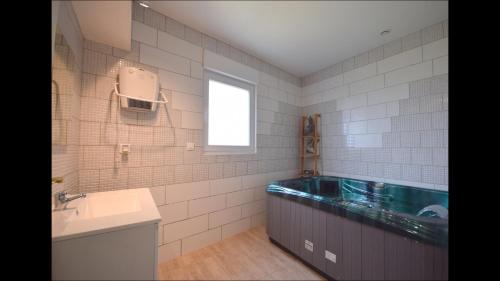 Koupelna v ubytování Gite moderne proche de Kaysersberg av jacuzzi privé