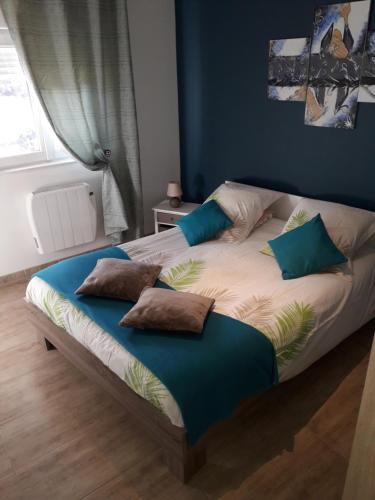 uma cama com almofadas num quarto em Gite proche de Kaysersberg avec jacuzzi privé em Orbey