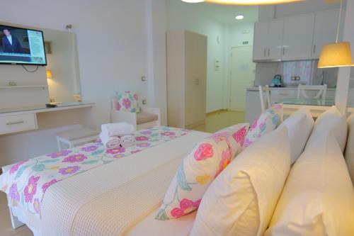 a bedroom with a bed with flowers on it at Hotel Mira Mare in Ksamil