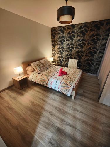 Un dormitorio con una cama con dos zapatos rojos. en Échoppe typique, en Burdeos