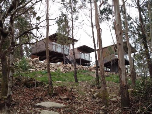 une maison au sommet d'une colline dans les bois dans l'établissement Cabañas Mirador de Ézaro, à Arcos
