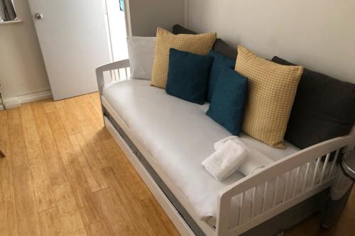 - un canapé avec des oreillers dans l'établissement Trendy 1 Bedroom Apartment in the Heart of London, à Londres