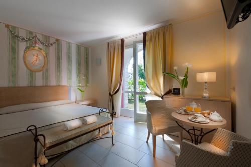 Postel nebo postele na pokoji v ubytování Hotel Bogliaco