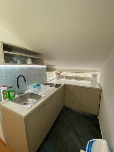 una piccola cucina con un lavello e un bancone di Apartmani Velnic a Baška