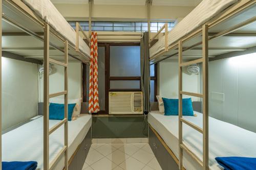 Postel nebo postele na pokoji v ubytování Madpackers Rishikesh Laxman Jhula