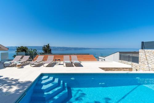 Villa Atopos with heated private pool, 5 bedrooms, Cinema room, panoramic sea views
