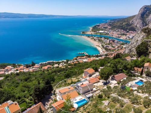 Villa Atopos with heated private pool, 5 bedrooms, Cinema room, panoramic sea views