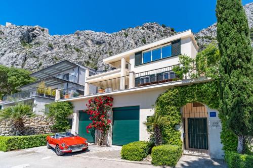 Villa Atopos with heated private pool, 5 bedrooms, Cinema room, panoramic sea views