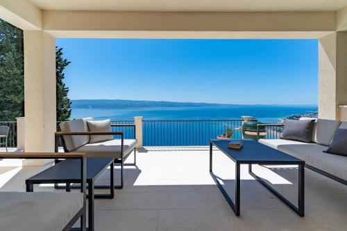 Villa Atopos with heated private pool, 5 bedrooms, Cinema room, panoramic sea views