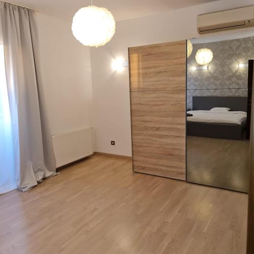 オトペニにあるWhite Galaxy Villaのベッドルーム1室(大きな引き戸、ベッド1台付)