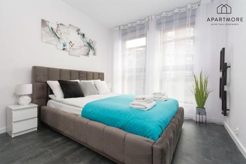 A bed or beds in a room at City Center - Torunska 18 by Apartmore