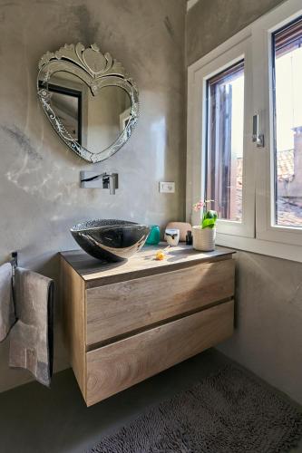 y baño con lavabo y espejo. en Simone Cenedese Murano Apartments - Ambra, en Venecia