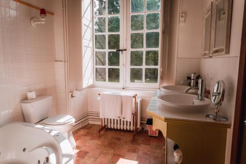 Salle de bains dans l'établissement Château du Plessis - Anjou