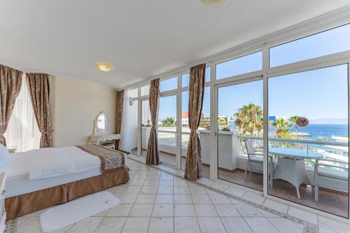 Postel nebo postele na pokoji v ubytování Flamingo Suites Boutique Hotel
