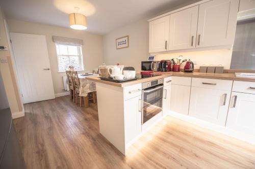 Middle Row Cottage – Photos 2