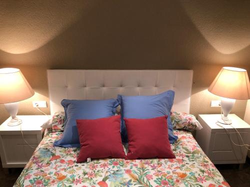A bed or beds in a room at Apartamento Eden Mar Torre Valentina, Sant Antonio de Calonge