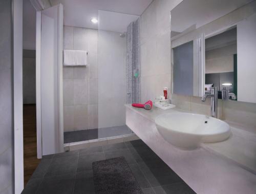 Bathroom sa favehotel Graha Agung Surabaya