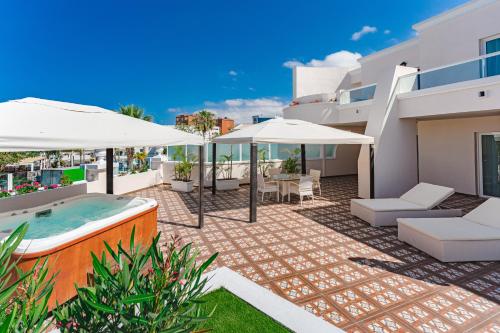 Flamingo Suites Boutique Hotelの敷地内または近くにあるプール