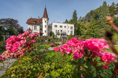 a house with pink flowers in front of it at Hotel Garni Villa Rosengarten in Überlingen
