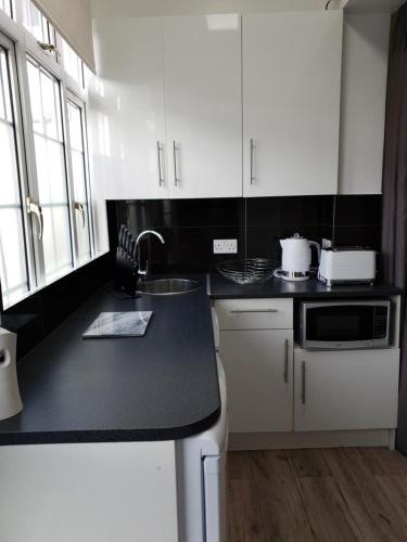 Virtuvė arba virtuvėlė apgyvendinimo įstaigoje Star London Brent Street Cosy 1-Bed Hideaway