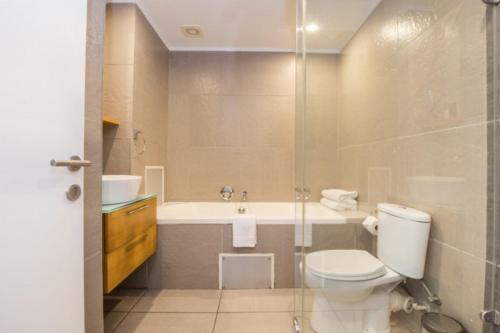 een badkamer met een toilet, een bad en een wastafel bij Durban Point Waterfront, 1006 Quayside in Durban