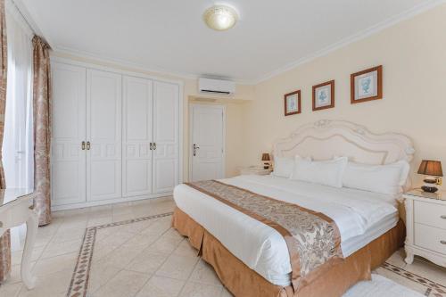 Flamingo Suites Boutique Hotelにあるベッド