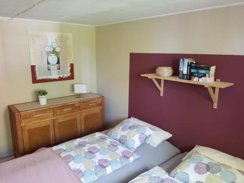 een kleine slaapkamer met een bed en een dressoir bij Det lilla huset in Nora