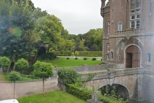 Ein Garten an der Unterkunft Haras des Chartreux