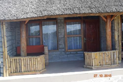 una decoración de una casa de campo con techo de paja en Kyaninga Royal Cottage, en Fort Portal