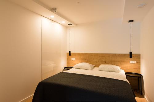 a bedroom with a large bed and two chairs at Appartement HideAway Nr 96 - Amelander Kaap in Hollum