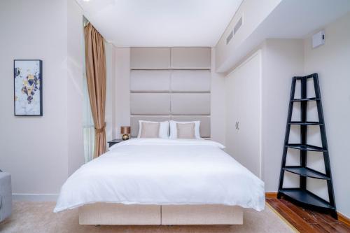 Postel nebo postele na pokoji v ubytování ALH Vacay - Studio in Park Central Business Bay