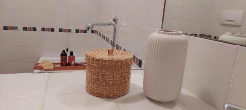 łazienka z 2 białymi wazami na podłodze w obiekcie Casa Birtukan w mieście Massino Visconti