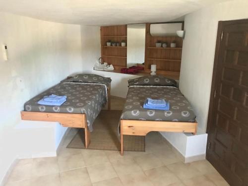 Ένα ή περισσότερα κρεβάτια σε δωμάτιο στο Les Maisons Bleues Denia