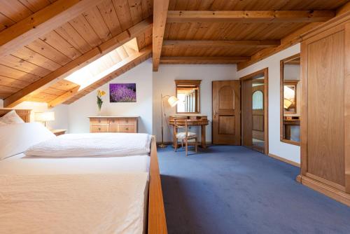Un pat sau paturi într-o cameră la Die Villa bei Meran
