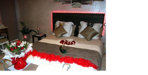 ピアにあるSUITE SPA PRIVATIF 66 Nord de Perpignanのベッドルーム1室(クリスマスの装飾が施されたベッド1台付)